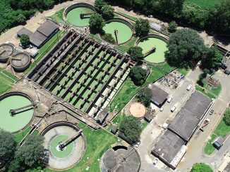 Efluentes industriais sendo tratados em uma estação de tratamento de águas com tanques de equalização e processos biológicos na área de saneamento ambiental.