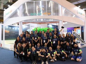 Solar view, estande de energia solar, equipe da Solar View em feira de energia renovável, inovação em energia solar, exposição de soluções sustentáveis para energia solar.