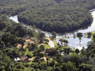 Prado exuberante com rio serpenteando, natureza preservada, ecoturismo sustentável no Brasil.