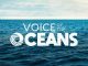 Água do oceano com mensagem sobre a voz dos oceanos, destacando a importância da preservação ambiental marinha.