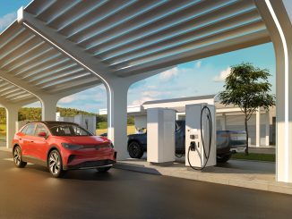 Carregamento de veículos elétricos em ponto de recarga com cobertura moderna e sustentável, promovendo mobilidade ecológica e tecnologia renovável.