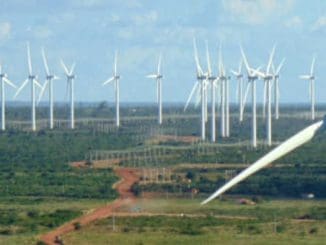 Parque de parques eólicas com dezenas de turbinas de energia renovável em campo aberto, promovendo sustentabilidade e geração de energia limpa no Brasil.