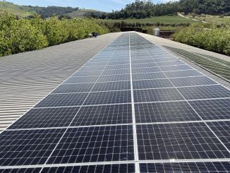 Painel solar instalado no telhado, fonte de energia renovável e sustentável, contribuindo para a redução de emissões de CO2 e a preservação ambiental.