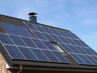 Painéis solares instalados em telhado de casa, energia renovável, sustentabilidade ambiental, geração de energia solar para residências.