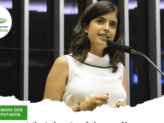 Legisladora falando na tribuna da Câmara dos Deputados, tema ambiental e legislação sustentável, imagem relacionada a notícias ambientais e responsabilidade social ambiental.