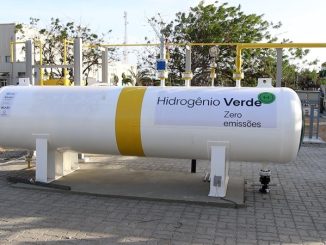 Tanque de armazenamento de hidrogênio verde com inscrição "Hidrogênio Verde Zero emissões" em instalação industrial sustentável.