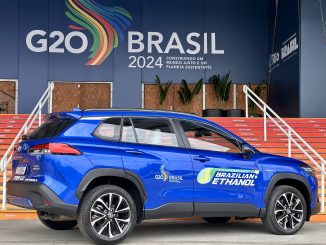 G20 Brasil 2024, carro elétrico híbrido de etanol brasileiro exposto em evento sustentável.