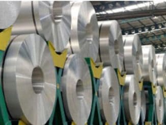 Bobinas de aço inoxidável em armazém industrial, prontos para transporte e uso na fabricação de produtos sustentáveis.
