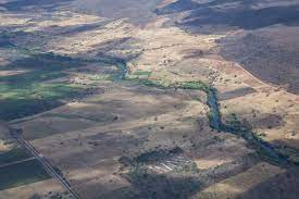 Paisagem agrícola e de desmatamento na região, com foco em questões ambientais e sustentabilidade.