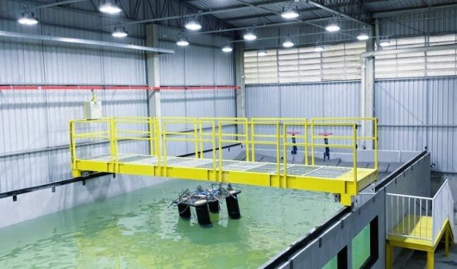 Tanque de tratamento de água industrial em instalação moderna com estrutura de segurança e monitoramento ambiental.