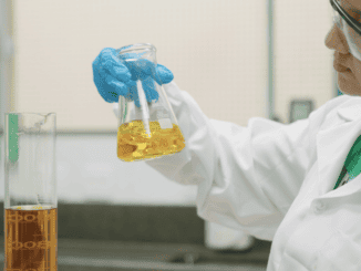 Álcool químico sendo manipulado em laboratório para testes ambientais e sanitários, destaque para controle de poluição e segurança ambiental.