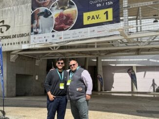 Feira de negócios com destaque para sustentabilidade, inovação e mercado ambiental, mostrando profissionais em evento de feira ambiental com foco em sustentabilidade e tecnologias verdes.