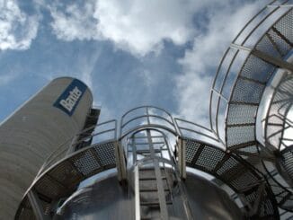 Refinaria Blul, instalação industrial moderna de petróleo e energia com estrutura de metal, céu azul ao fundo e ambiente industrial sustentável.