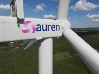 Auren parque eólico com grandes turbinas gerando energia limpa em campo aberto. Fonte de energia renovável sustentando o futuro sustentável e promovendo a redução de emissões de carbono.