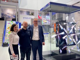 Cerimônia de inauguração do estande da Ambiental Mercantil na feira de tecnologia, destacando inovação em soluções ambientais e sustentabilidade com equipamentos de última geração.