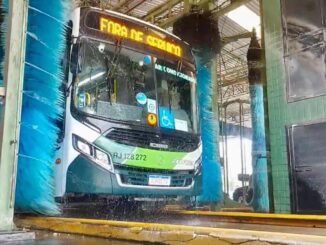 Lavadora de ônibus na garagem, higienização com água e produtos sanitizantes, preservando a saúde do transporte público.