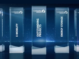 Fotógrafos de prémios ambientais destacando iniciativas sustentáveis, inovação em energias renováveis e projetos de impacto ecológico, promovendo o avanço da energia inteligente e a sustentabilidade.