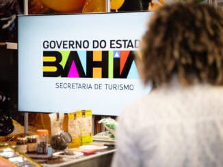 Bahia governo do estado, Secretaria de Turismo, evento de divulgação turística, placa oficial do governo baiano, promoção do turismo na Bahia.