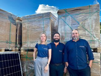 Países Unidos, equipe ambiental, painel solar, energia renovável, sustentabilidade, compromisso ambiental, profissionais da área, solução ecológica, inovação verde, equipe de energia solar, responsabilidade ambiental.