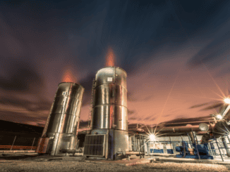 Tanques e infraestrutura industrial de tratamento de resíduos ambientais em uma usina de tecnologia sustentável.