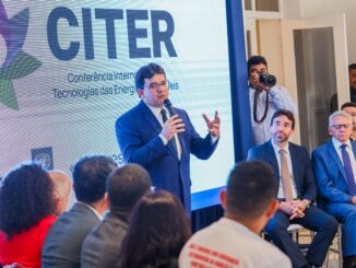 Tecnólogo em energia apresentando painel na conferência internacional sobre tecnologias energéticas sustentáveis no CITER.
