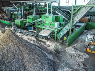 Maquinário de reciclagem de resíduos sólidos urbanos em instalação industrial. Equipamentos sustentáveis e tecnológicos em operação na gestão ambiental e sustentabilidade.