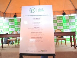 Lixo zero e sustentabilidade na gestão de resíduos eletrônicos em evento ambiental de Macapá, com painel de autoridades e especialistas em sustentabilidade e meio ambiente.