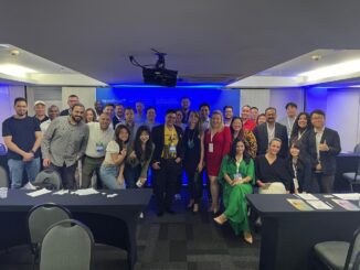 Grupo de profissionais em evento de sustentabilidade e meio ambiente, promovendo networking e troca de conhecimentos ambientais, na conferência ambiental no Brasil.