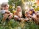 Herança ambiental e educação ecológica ao ar livre com crianças em parque na natureza.