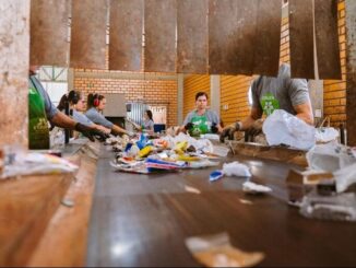 Coleta seletiva de lixo, trabalho voluntário de reciclagem, equipe organizando resíduos recicláveis, manejo de resíduos sólidos, preservação ambiental e sustentabilidade, ambientalmercantil.com.