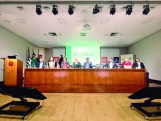 Assessoria de imprensa no evento ambiental do Ambiental Mercantil, com painel de especialistas discutindo sustentabilidade e políticas ambientais no Brasil.