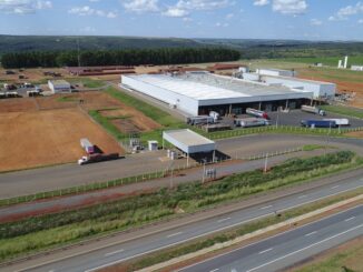 Tanque de armazenamento de resíduos industriais em instalação sustentável de logística ambiental.