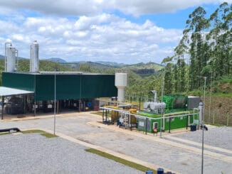 Sistema de geração de energia renovável em meio à natureza, com tecnologia limpa e sustentável, promovendo eficiência energética e preservação ambiental na região rural.
