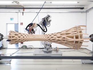 Estrutura de madeira geométrica sendo produzida com tecnologia avançada de fabricação assistida por robótica em ambiente de laboratório.