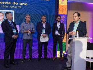 At alt: painel de palestrantes em conferência ambiental, com profissionais discutindo temas de sustentabilidade e inovação, destacando eventos do setor ambiental.