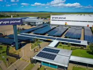 Painel solar instalado em instalações da Grupo Panvel, destacando compromisso com sustentabilidade e energia renovável.