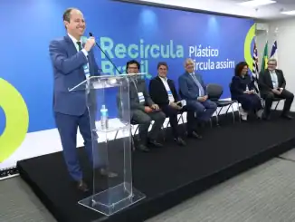 Recicla Brasil evento de sustentabilidade com painel sobre reciclagem de plástico e economia circular, com participação de palestrantes e autoridades ambientais em ambiente corporativo.