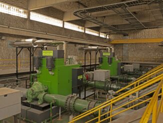 Sistema de tratamento de água industrial em usina de energia com equipamentos de alta tecnologia e tratamento sustentável.
