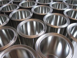 Latas de metal vazias empilhadas, símbolo de reciclagem e sustentabilidade ambiental, destacando a importância de práticas ecológicas na indústria de embalagens metálicas.
