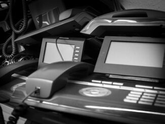 Telefonia corporativa com diversos telefones e pontos de contato, iluminados por luz branca, em ambiente de escritório ou centro de atendimento ao cliente.