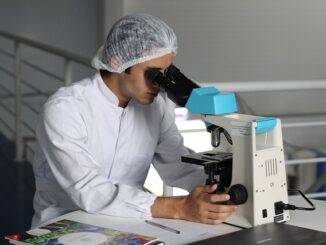 Análise de amostras ambientais por microscópio em laboratório de ciências ambientais. Técnica de pesquisa microbiológica para monitoramento ecológico e sustentabilidade.