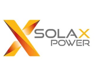 X Solax Power logo de energia solar com cores amarelo, vermelho e cinza, representando energia renovável e sustentabilidade.