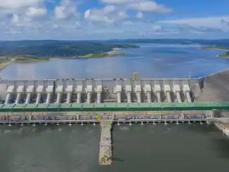 Acres de energia hidrelétrica com represa, vazões de água e paisagem natural, destaque para geração de energia sustentável no Brasil.