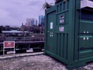 Caminhão de coleta de resíduos sólidos no ambiente urbano, promovendo sustentabilidade e gestão ambiental eficiente.