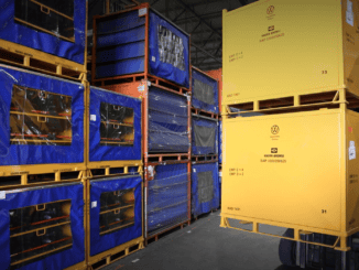 Containers de transporte para materiais industriais, armazenamento de cargas pesadas, logística de armazenamento, pallets e caixas de transporte industrial.