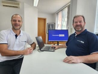 Profissionais de environmental consulting em reunião de trabalho na empresa Ambiental Mercantil, focados em soluções ambientais e inovação sustentável.