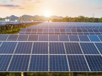 Painel solar fotovoltaico em energia solar renovável, usina de energia limpa, sustentabilidade ambiental, investimento em energia limpa, fonte de energia sustentável, energia solar no Brasil, energia renovável, aproveitamento de recursos solares, desenvolvimento sustentável, geração de energia limpa en.