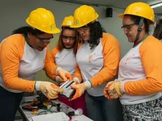 Engenheiros e técnicos trabalham juntos na instalação de componentes elétricos, promovendo práticas seguras e sustentáveis em projetos ambientais e energéticos.