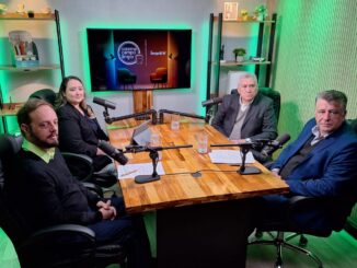 Conferência sobre sustentabilidade no setor energético com painel de profissionais em ambiente de estúdio com iluminação moderna.