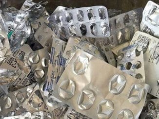 Blister de comprimidos vazios e medicamentos descartados, foco em descarte consciente de medicamentos, sustentabilidade e saúde ambiental, importância do descarte correto de resíduos farmacêuticos.